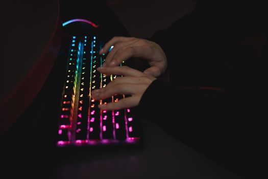 Teclado mecânico e periféricos gamers em setup