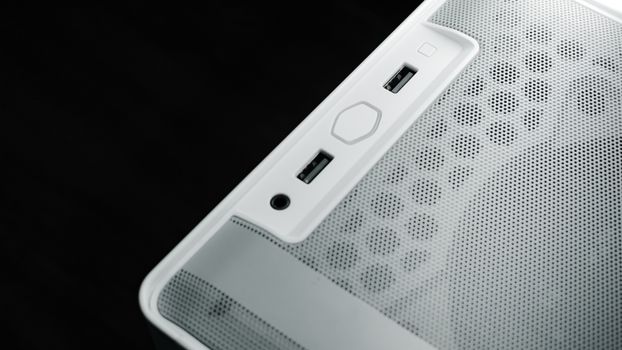Mini PC compacto sobre a mesa de trabalho